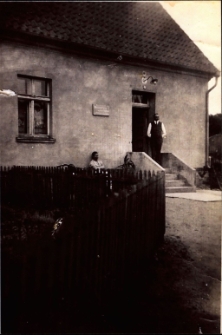 [Mazurzy mieszkańcy domu na ulicy Wyspiańskiego w Mrągowie]