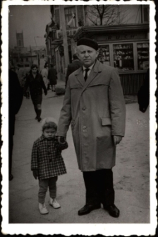 [Dziadek z wnukiem na ulicy Ratuszowej w Mrągowie]