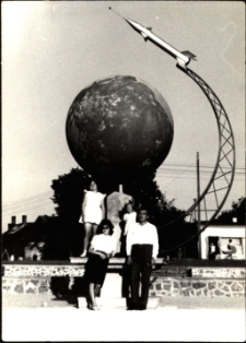 [Przed pomnikiem na Placu PCK w Mrągowie. 2]