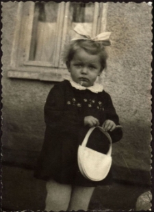 [Dziewczynka z torebką. 1]