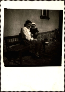 [Matka i dziecko przed domem. 1]