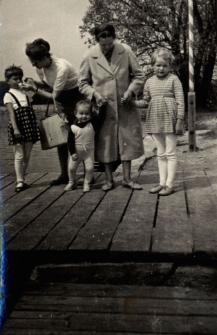 [Spacer z dziećmi. 4]