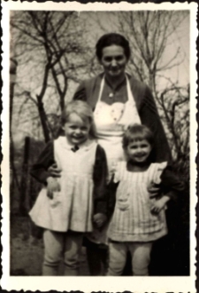 [Dziewczynki w fartuszkach i babcia]