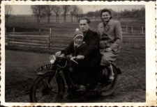 [Rodzina na motocyklu]