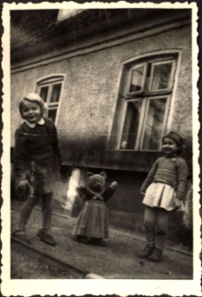 [Dziewczynki i pluszowy miś. 1]