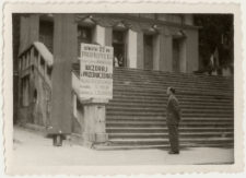 [Jan Sternik przed budynkiem Teatru im. Stefana Jaracza w Olsztynie]