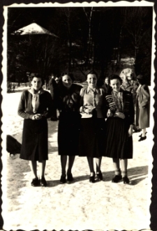 [Kobiety na promenadzie w Szklarskiej Porębie. 1]