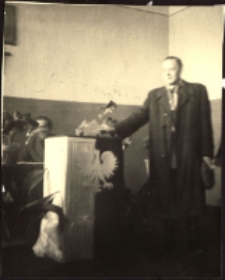 [Mężczyzna przy urnie wyborczej]