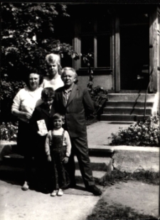 [Rodzina przed kancelarią parafialną w Mrągowie]