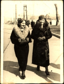 [Kobiety spacerujące ulicami Łucka]