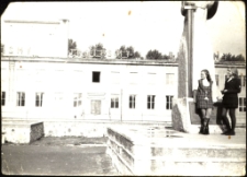 [Dziewczęta na Placu Zwycięstwa w Mrągowie]