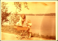 [Matka z dziećmi nad jeziorem Czos]