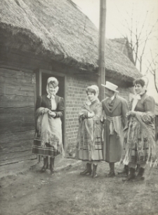 [Grupa osób w warmińskich strojach ludowych]