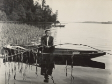 [Wędkarz w łódce na Jeziorze Drwęckim]