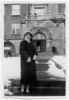 [Przed ratuszem w Olsztynie. 3]