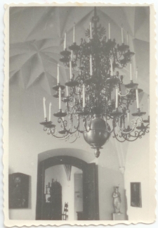 [Kryształowe sklepienie i żyrandol w komnacie olsztyńskiego zamku]