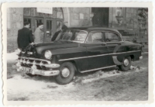 [Chevrolet przed olsztyńskim ratuszem. 1]