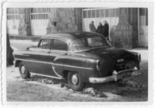 [Chevrolet przed olsztyńskim ratuszem. 2]