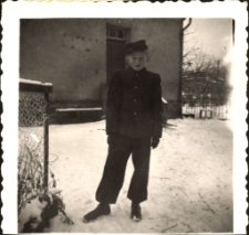 [Chłopiec przed domem]