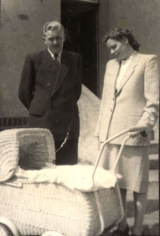 [Rodzice z dzieckiem w wózku]