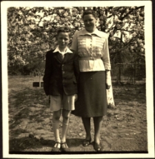 [Kobieta i chłopiec]