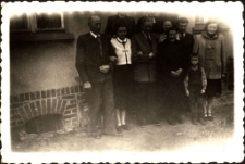 [Rodzina wielopokoleniowa przed domem]