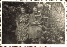 [Kobiety i dziecko w ogrodzie]