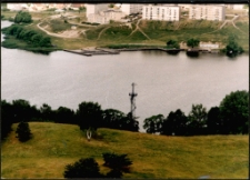 [Widok z Półwyspu Czterech Wiatrów na plażę i osiedle mieszkaniowe w Mrągowie. 1]