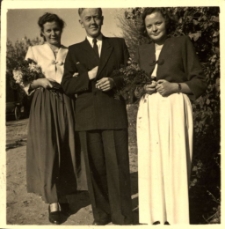 [Kobiety z bukietami polnych kwiatów]