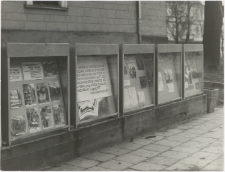 [Gabloty wystawowe przed budynkiem Powiatowej i Miejskiej Biblioteki Publicznej w Giżycku]