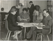 [Czytelnicy w Miejskiej Bibliotece Publicznej we Fromborku]