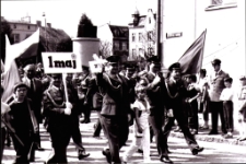 [Kadra zawodowa mrągowskiej JW w pochodzie pierwszomajowym. 1]