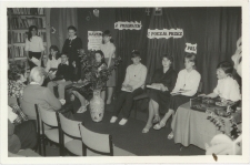 [Impreza literacko-muzyczna w Miejskiej Bibliotece Publicznej w Biskupcu. 1]