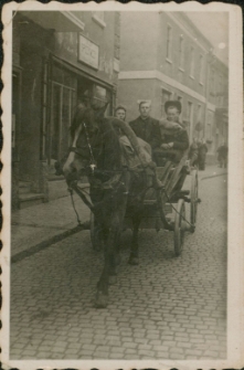 [Konna przejażdżka ulicą Armii Czerwonej w Mrągowie]