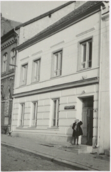 [Wejście do budynku Powiatowej i Miejskiej Biblioteki Publicznej w Lidzbarku Warmińskim]