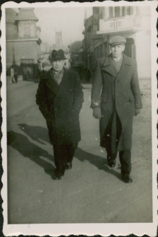 Jan i Jerzy Rurak na ulicy Ratuszowej w Mrągowie