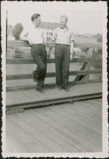 [Mężczyźni na moście w Mikołajkach 1956]